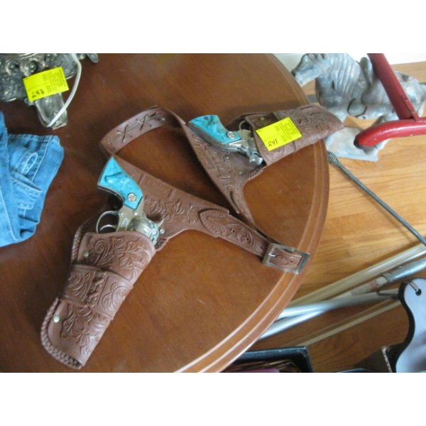 DAISY PLASTIC HOLSTER W/2 WESTERN CAP GUNS