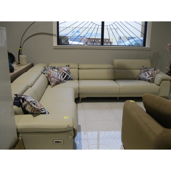 4 PIECE LEATHER SECTIONAL SOFA W/1 RECLINING END & ADJUSTABLE HEADRESTS