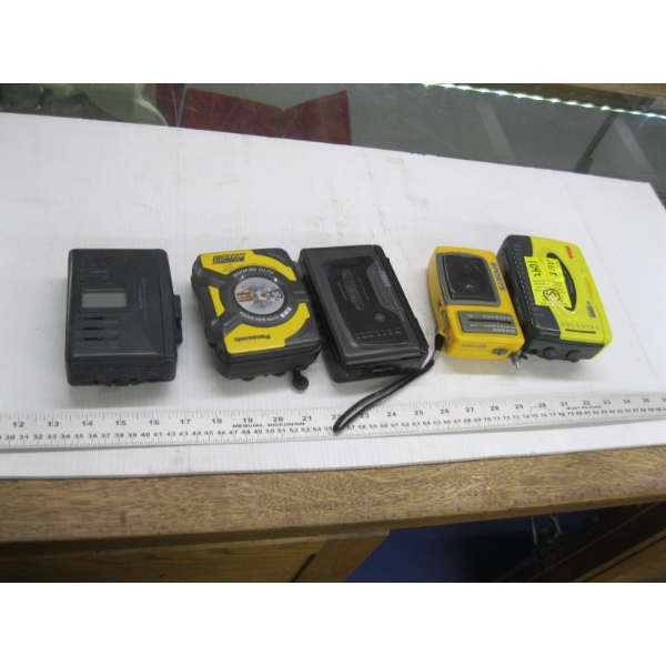 5 WALKMANS