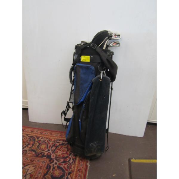 SET OF GOLF CLUBS IN BAG