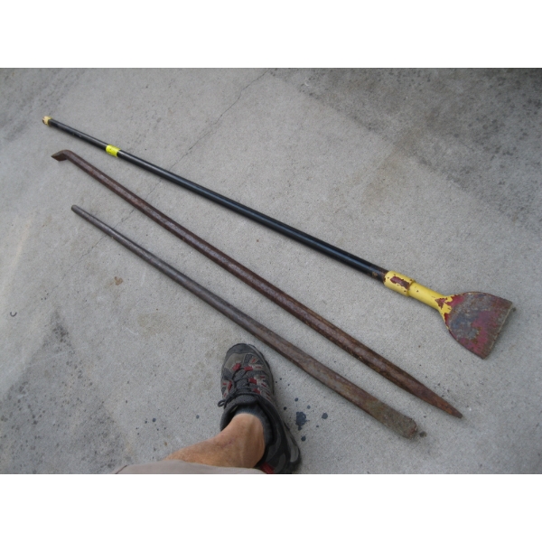HEAVY DUTY PRYBARS & A SCRAPER