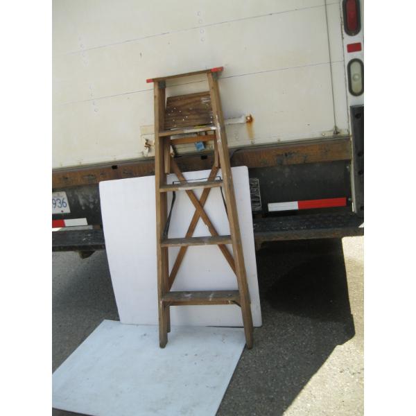 5' WOODEN STEPLADDER
