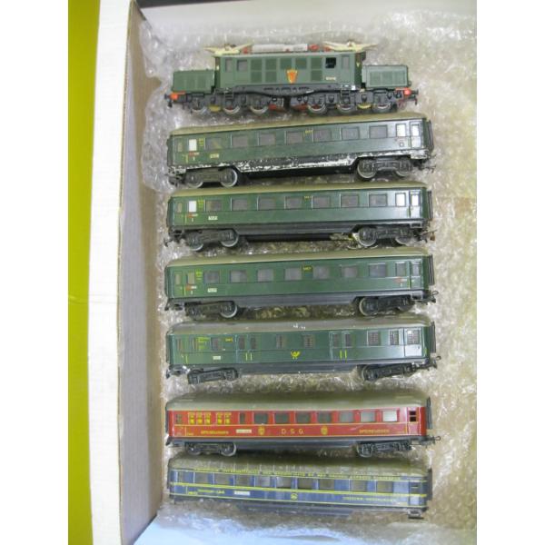 TRAIN CARS & 1 ENGINE