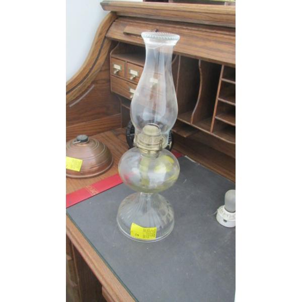 OIL LANTERN W/CHIMNEY