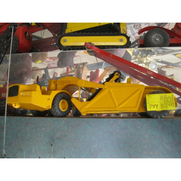 METAL JOHN DEERE EARTH MOVER