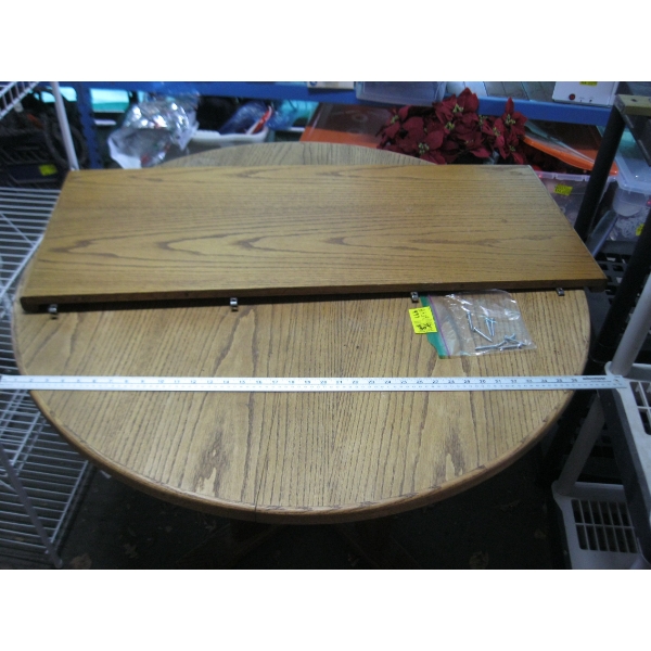 ROUND OAK SINGLE PEDESTAL TABLE W/LG. LEAF