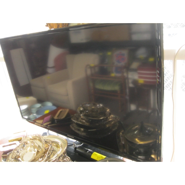 SAMSUNG FLATSCREEN 40" TV
