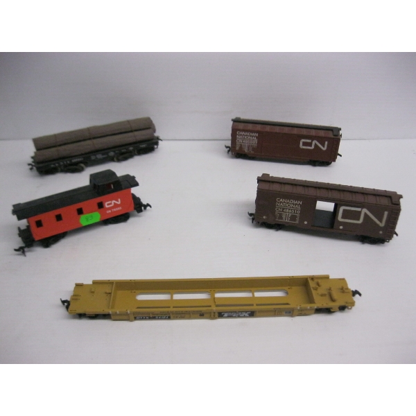5 HO SCALE TRAIN CARS