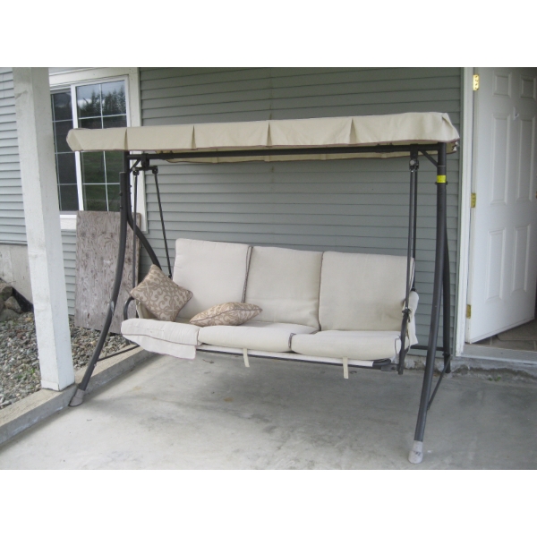 SWINGING PATIO BENCH W/SUNSHADE