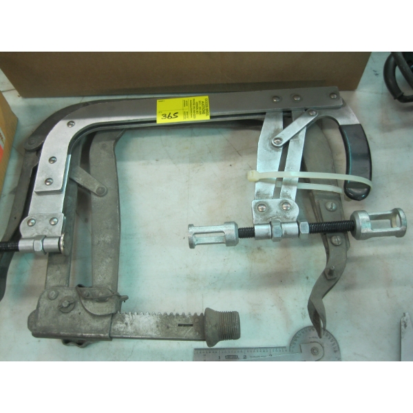 2 SPRING COMPRESSORS