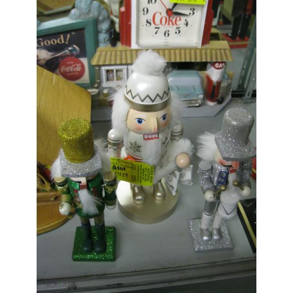 3 SM. NUTCRACKERS