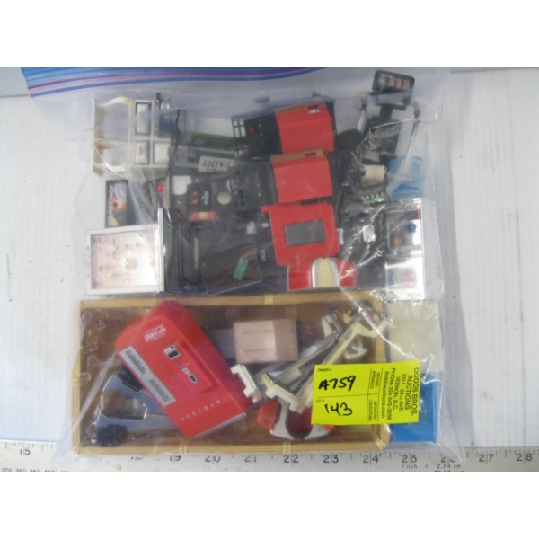 BAGGIE OF COLLECTABLE FIGURINES