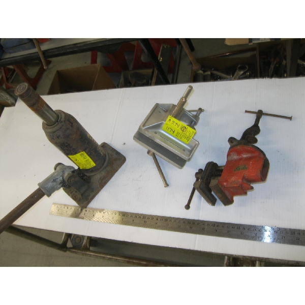 2 CLAMP ON VISES & AN HYDRAULIC JACK