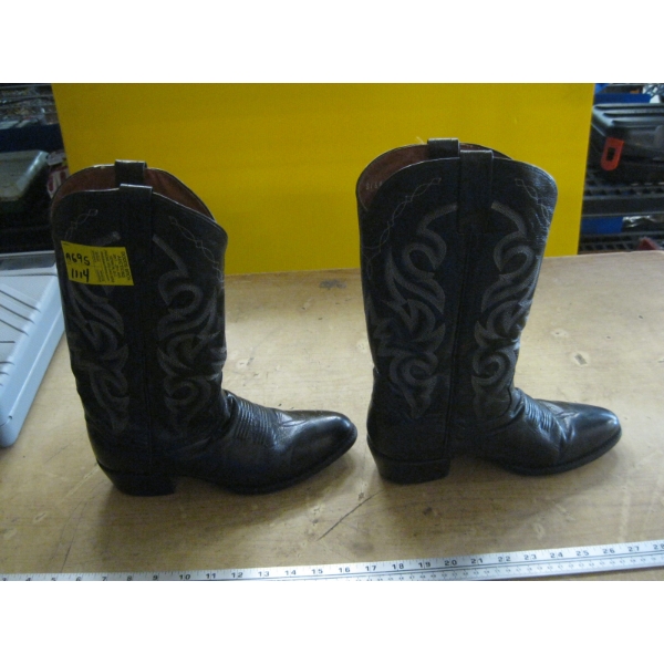 PAIR OF COWBOY BOOTS, SZ 7 1/2