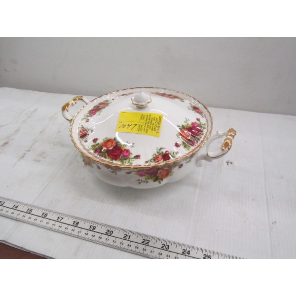 ROYAL ALBERT OLD COUNTRY ROSE LG. LIDDED DISH