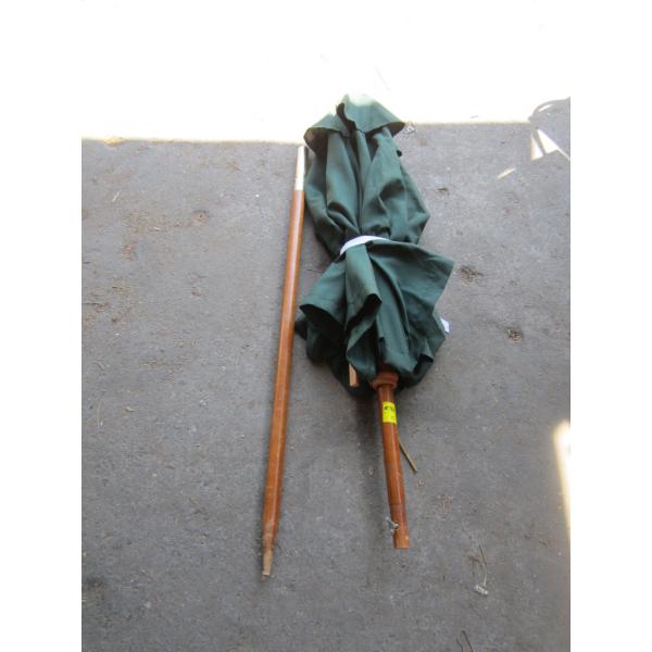 GREEN UMBRELLA W/WOODEN POLE