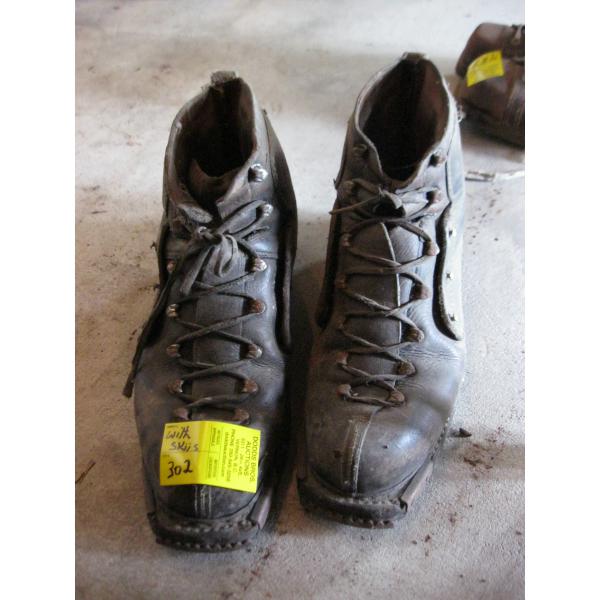 PAIR OF VINTAGE WOODEN SKIS & SKI BOOTS