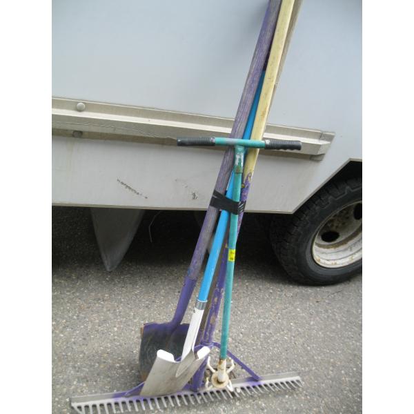 BUNDLE OF GARDEN TOOLS INCL. RAKE