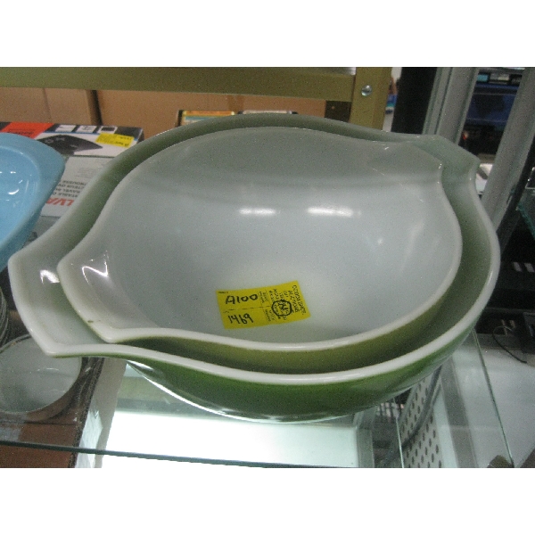 2 PYREX MIXING BOWLS