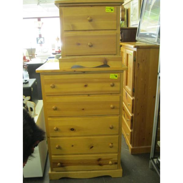 5 DRAWER CHEST OF DRAWERS & MATCHING 2 DRAWER SIDE TABLE