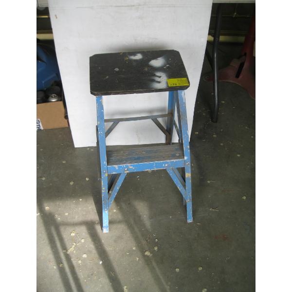SM. 2 STEP LADDER