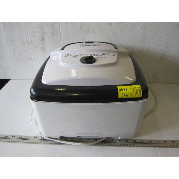 NESCO FOOD DEHYDRATOR & JERKY MAKER