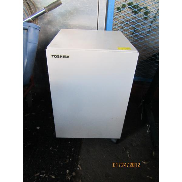 TOSHIBA SINGLE DOOR METAL CABINET