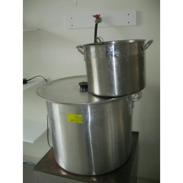 LG. STOCKPOT W/LID & SMALLER STOCKPOT