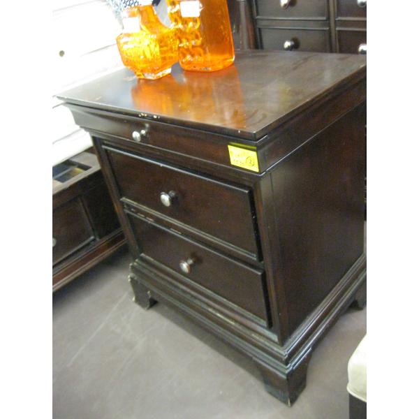 2 MATCHING NIGHTSTANDS