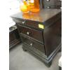Image 1 : 2 MATCHING NIGHTSTANDS
