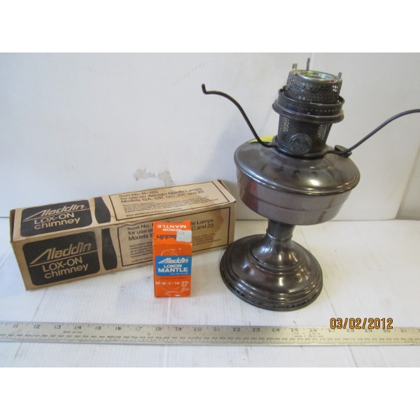 MODEL 12 ALADDIN LAMP W/CHIMNEY & EXTRA MANTLE