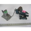 Image 2 : 2 TABLE TOP VISES INCLUDING A VACUUM VISE