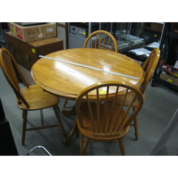 ROUND WOODEN DINETTE TABLE W/4 CHAIRS