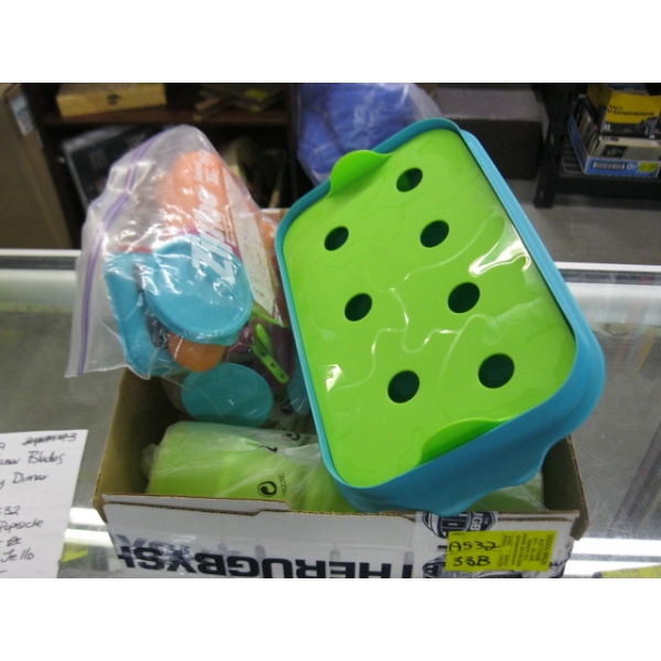 TUPPERWARE POPSICLE MAKER SET & A TUPPERWARE JELLO ANIMAL MOLD SET