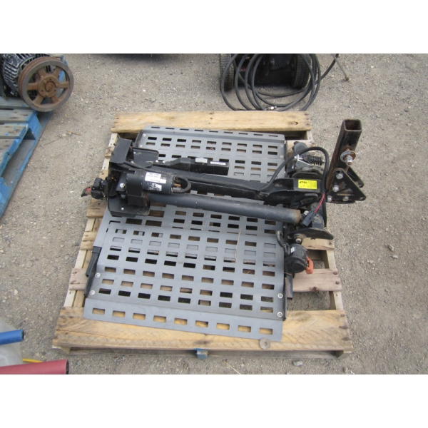 HYDRAULIC OVER ELECTRIC WHEELCHAIR/SCOOTER LIFT (KEYS IN OFFICE)