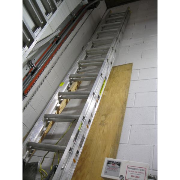 28' HEAVY DUTY ALUMINUM EXTENSION LADDER - FEATHERLITE