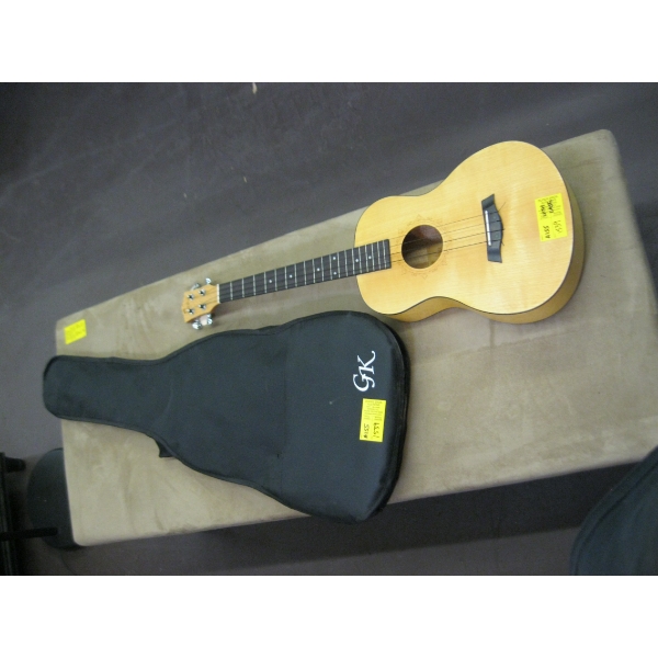 ALOHA 4 STRING UKELELE W/FABRIC CASE