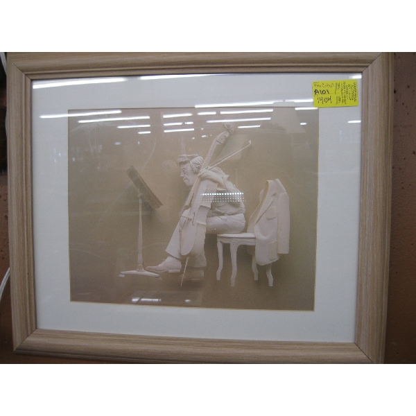 FRAMED PRINT "THE CELLIST"