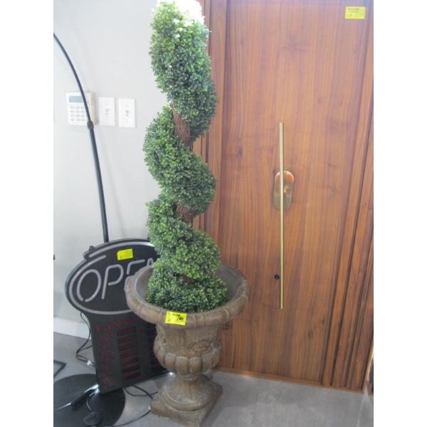 CEMENT PLANTER W/TOPIARY