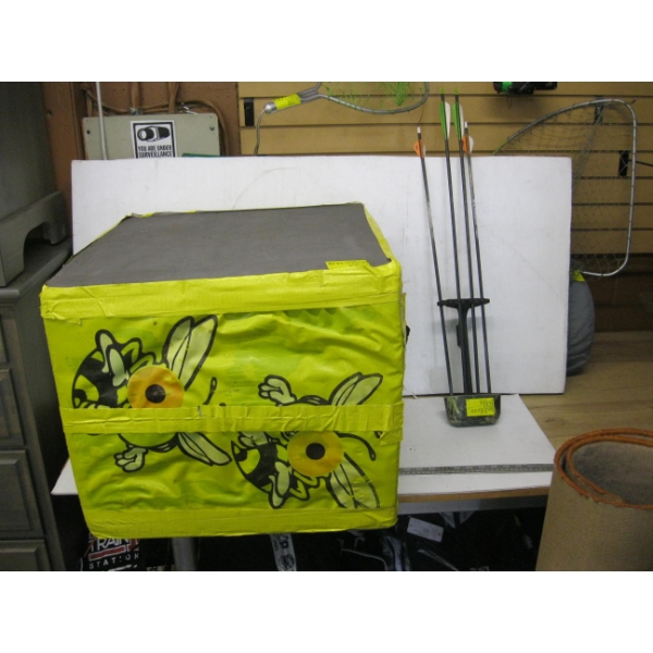 BOW & ARROW TARGET W/4 ARROWS & HOLDER