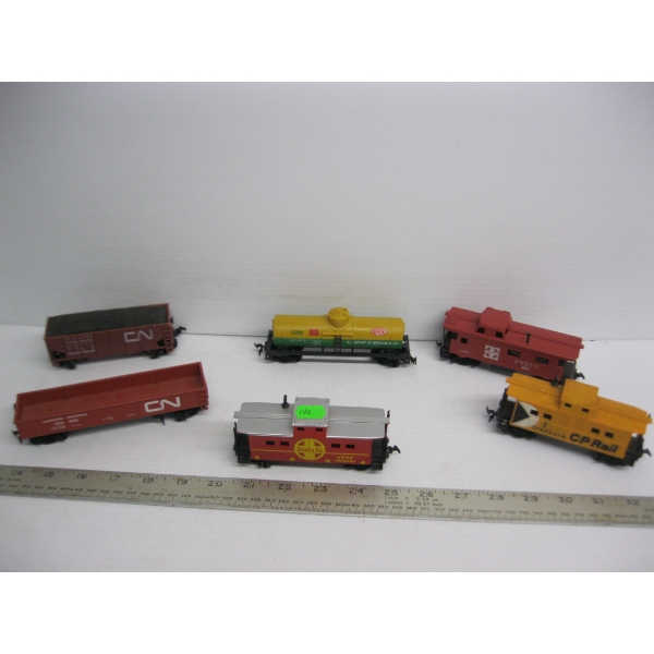 6 HO SCALE TRAIN CARS