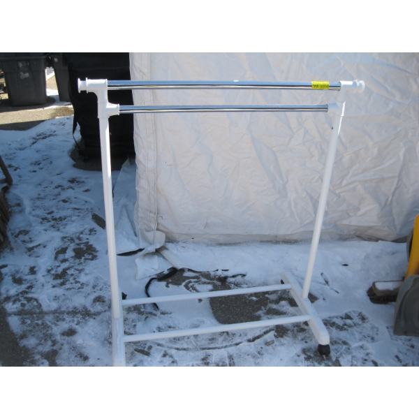 ADJUSTABLE HANGING RACK