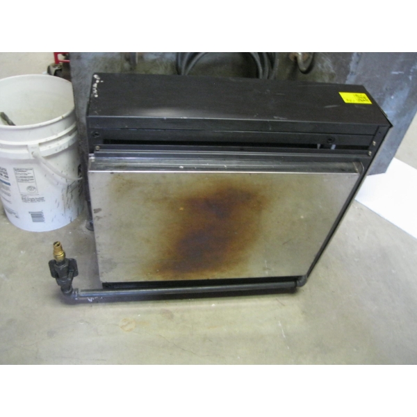 COMMERCIAL NATURAL GAS RANGE - NEEDS TOP BURNER PLATE