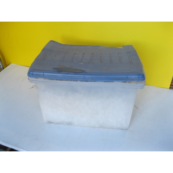 BIN OF PLASTIC SHELF PINS
