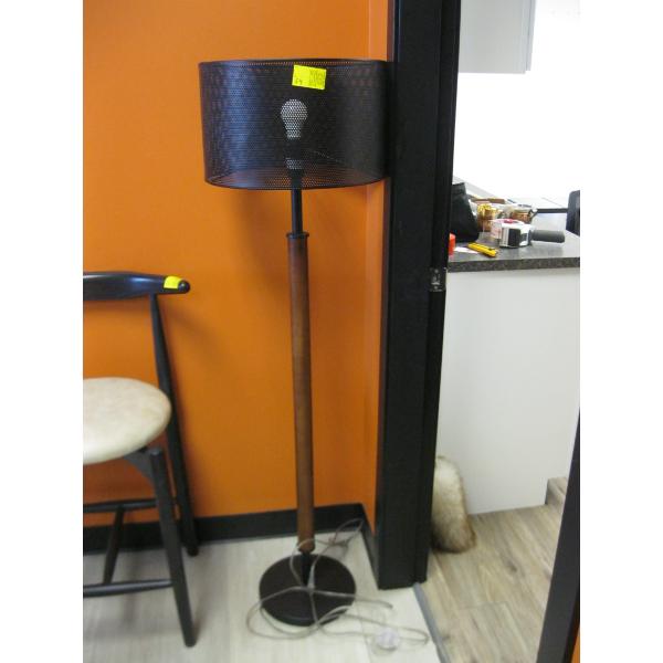 FLOOR LAMP W/FOOT SWITCH