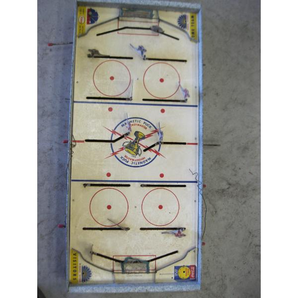MAGNETIC PUCK HOCKEY MASTER GAME W/BAG OF EXTRA PLAYERS