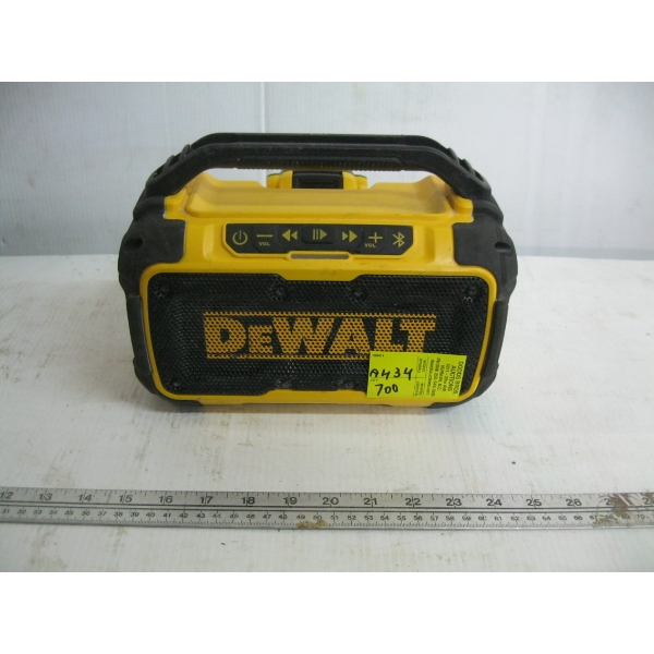 SM. DEWALT CORDLESS RADIO W/20V BATTERY