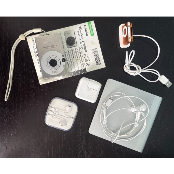 Canon Power Shot SD1000 Digital Camera  7.1 Pixils Ipod w/charger & Cords