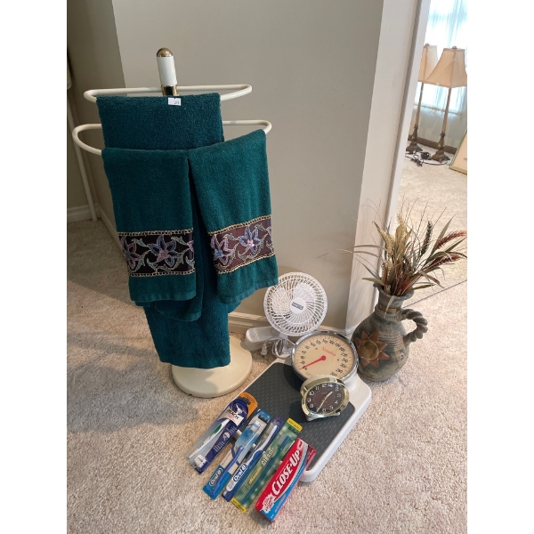 Bathroom Collection Scale & Decor Towels 