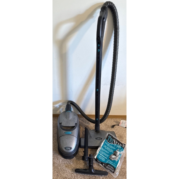 Tristar Canister Vac w/ Attachments & Spare Bags 